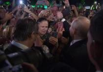 Владимир Путин, прибывший на открытие свето-музыкального фонтана в Дербенте, внезапно направился к жителям