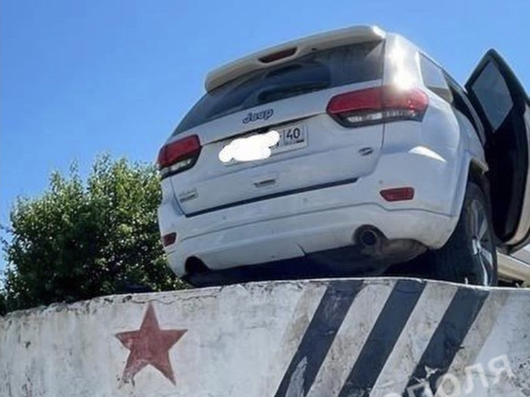Севастополец припарковал авто на крыше ДОТа времен войны