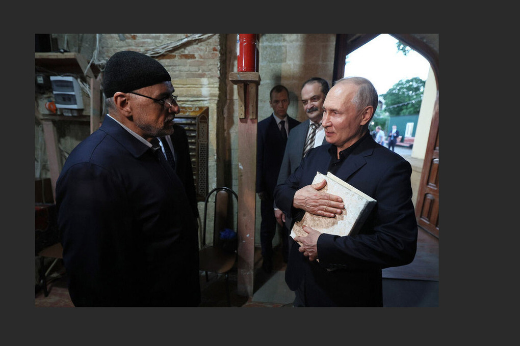 Владимиру Путину в Дагестане подарили Коран