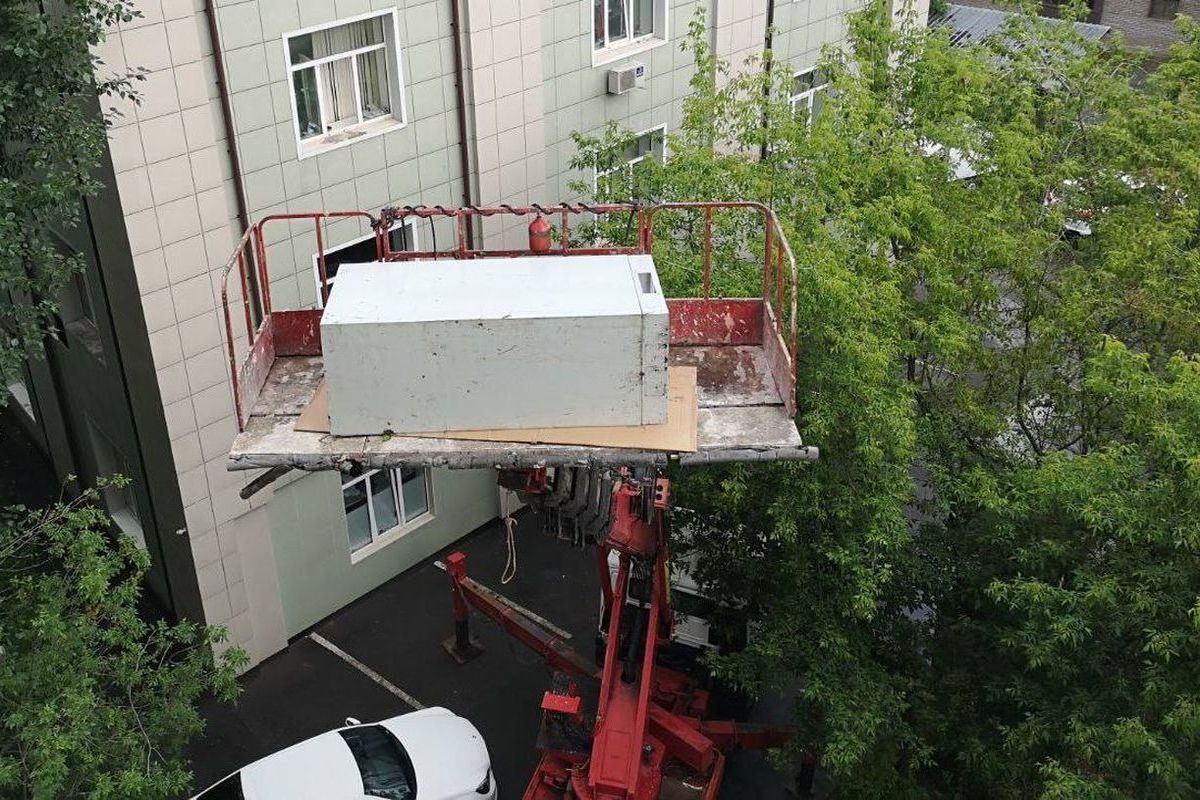 Жильцы дома на Скаковой аллее в Москве обратились в полицию за проверкой подозрительных предметов на крыше
