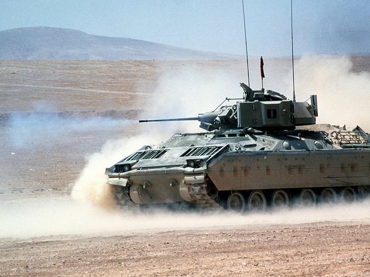 Российский танк Т-80БВМ подбил БМП Bradley с расстояния 9,5 километра