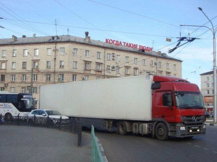 ДТП с фурой произошло на вокзале крупного кузбасского города