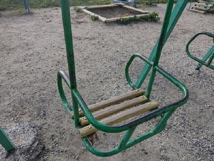 В Тазовском нашли опасные детские площадки со сломанным и незакрепленным оборудованием