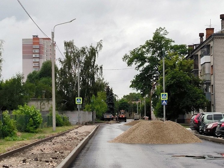 На улице Одесской в Брянске обустраивают тротуары