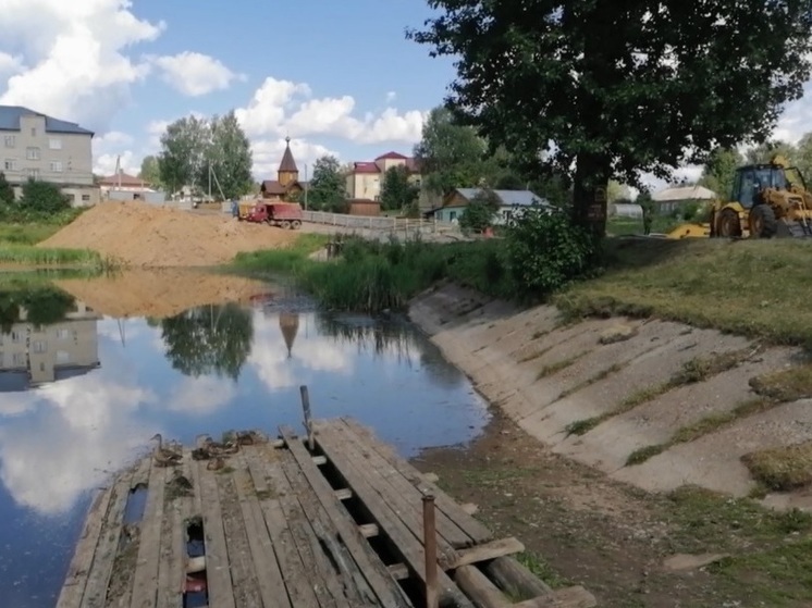 В костромском райцентре Вохма начался ремонт плотины на реке Вочке