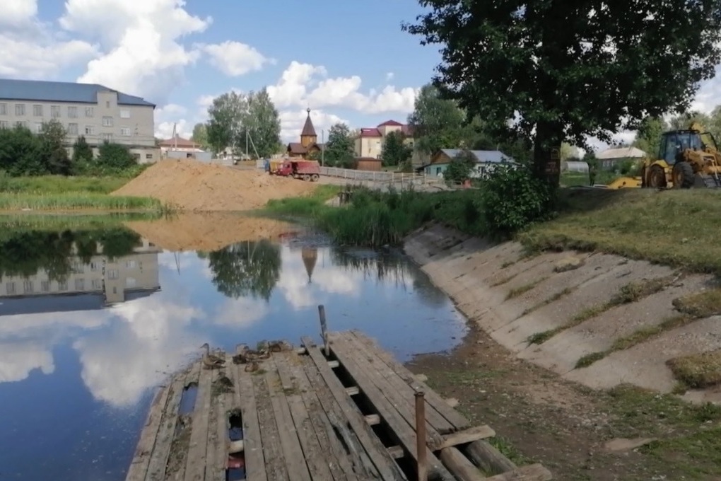 В костромском райцентре Вохма начался ремонт плотины на реке Вочке
