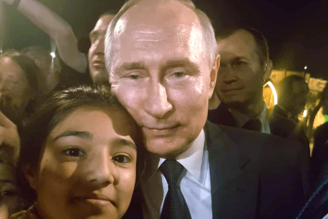Селфи с девочкой, Коран в подарок: кадры дербентского похода Путина "в народ" 