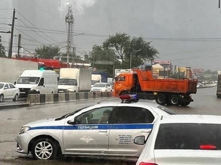 В Ростове из-за ливня ограничили движение транспорта по Малиновского