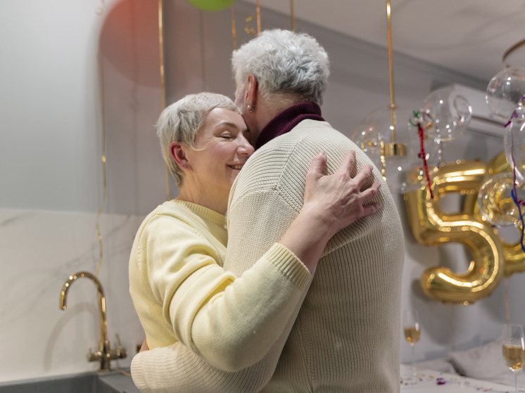 Более 5 тысяч семейных пар в Подмосковье оформили выплату к юбилею свадьбы