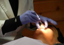 Зубные импланты помогают многим пациентам сохранить не только эстетичную улыбку, но и предотвратить развитие сопутствующих потерю зуба заболеваний. Однако подобная установка может быть опасна для некоторых людей.