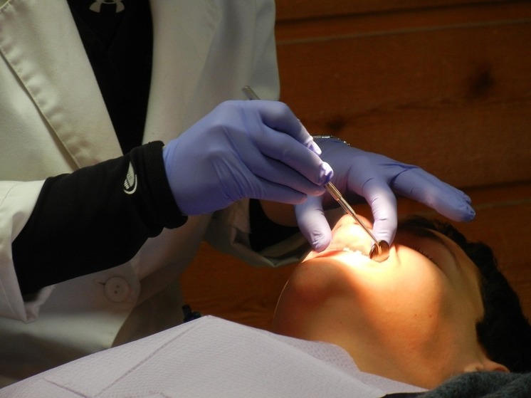 Стоматолог перечислил заболевания, при которых опасно устанавливать импланты