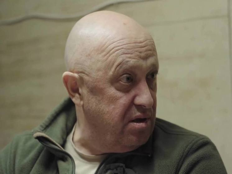 "Известия": во втором обнаруженном микроавтобусе Пригожина нашли схрон с деньгами