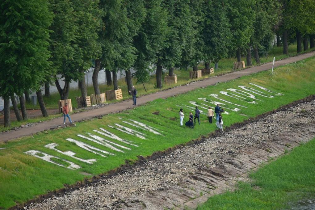  Жители Новгорода могут выбрать надпись  для набережной Невского
