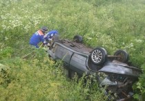 Мужчину зажало в перевернутой машине в Тосненском районе. Об этом сообщили в официальном telegram-канале «Аварийно-спасательная служба ЛО».