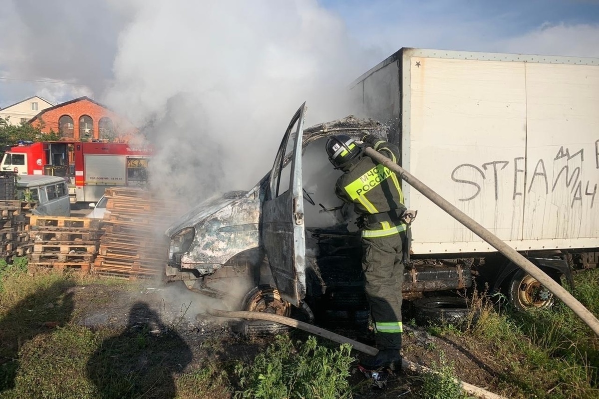 На улице 2-я Ольховская в Курске сгорел грузовой автомобиль «Газель»