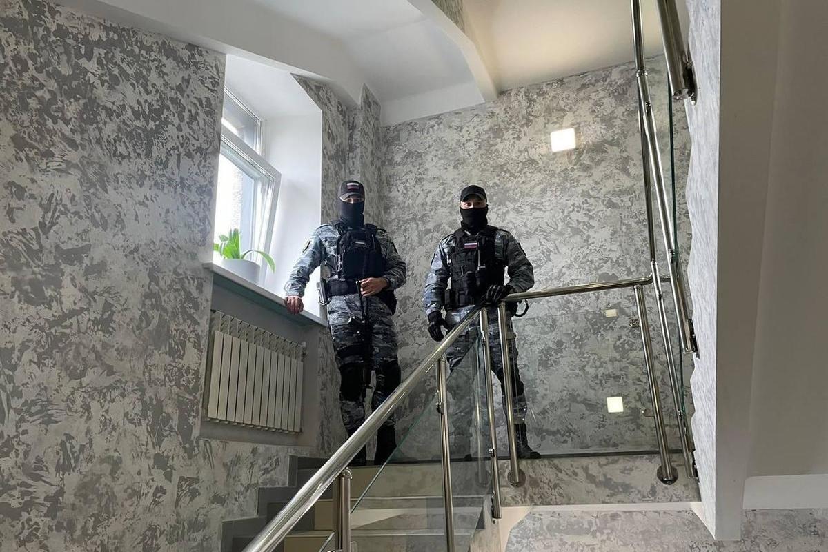 В Новосибирске приставы и спецназ остановили работу частной клиники "1+1"