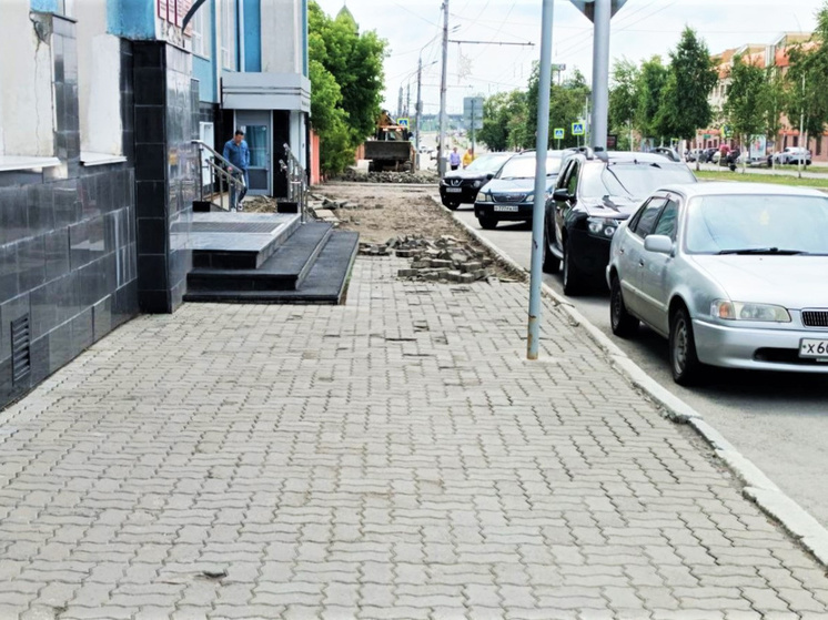 В историческом центре Барнаула обновляют тротуар