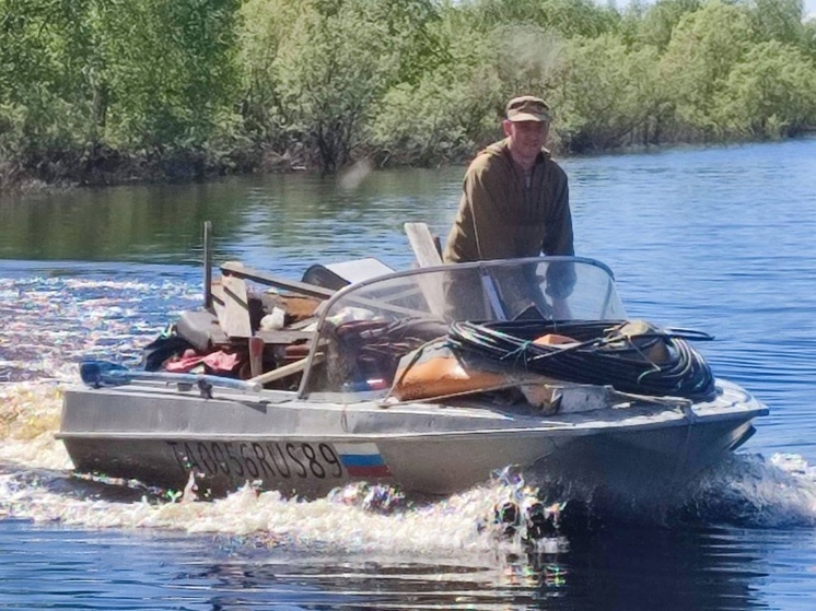 В Красноселькупском районе лесники на лодках вывезли мусор с нелегальной свалки
