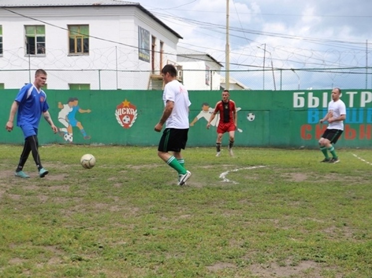 Футболисты «Шинника» сыграли матч с заключенными