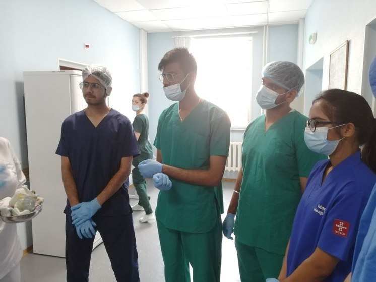 Три недели стажируются студенты из Индии и Египта в Сургутской травматологии