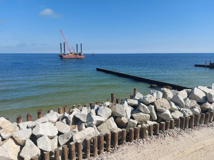 В Светлогорске установили морскую платформу для строительства волнодромов