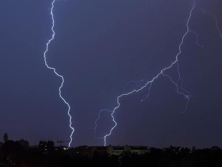 Пожар в трехэтажном частном доме в Домодедово начался после удара молнии