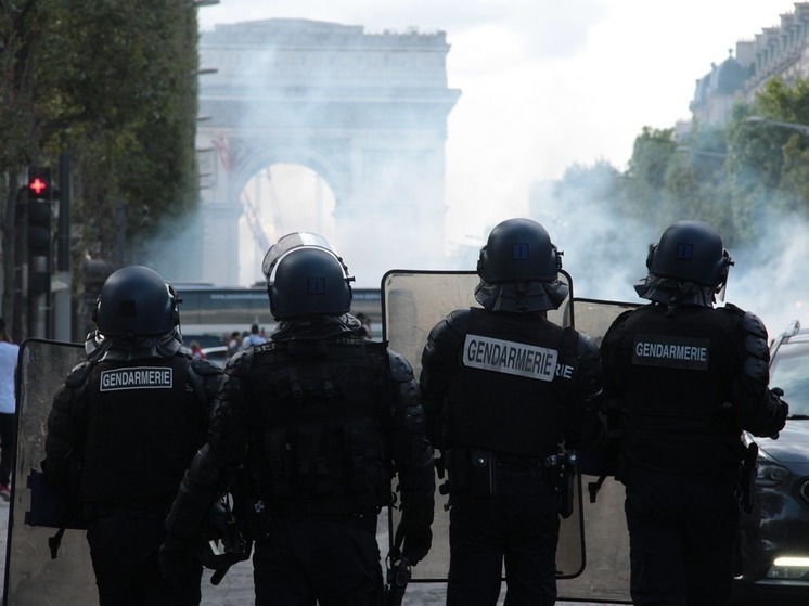 Около 250 силовиков пострадали во время ночных погромов во Франции