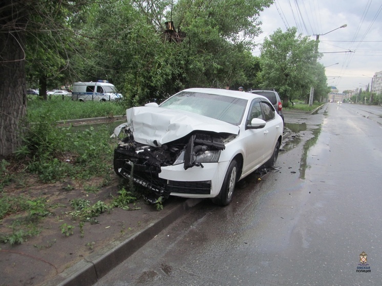 Омич угнал у приятеля автомобиль и попал в нем в аварию