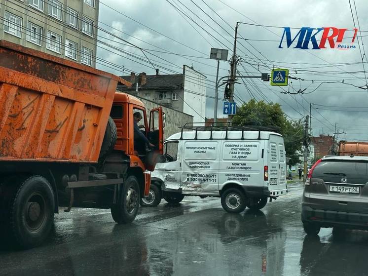 На улице Есенина в Рязани столкнулись фура и «Газель»