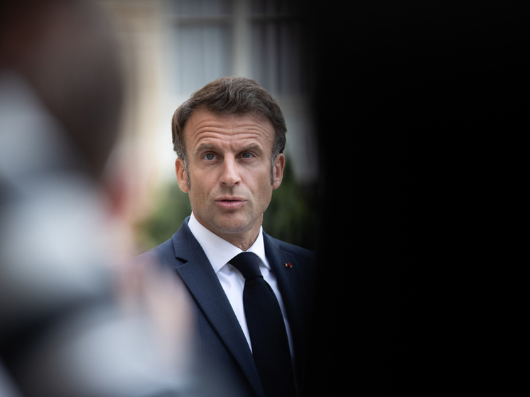 Макрон покинул саммит ЕС из-за ситуации во Франции