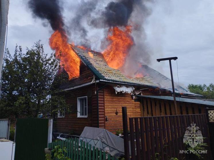 В поселке Хвойная из жилого дома были видны языки пламени