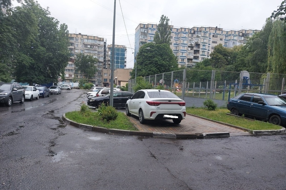 Припарковавшегося на тротуаре водителя иномарки оштрафовали на тысячу рублей