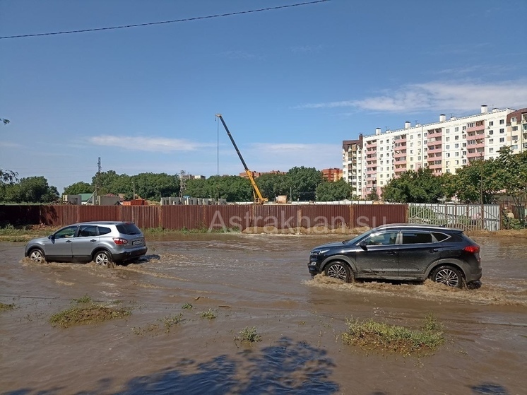 В Астрахани улицу Бабаевского затопило нечистотами