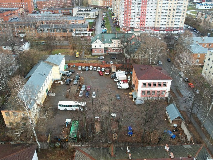На продажу под застройку в Ижевске выставили участок земли со зданием, построенным в 1959 году
