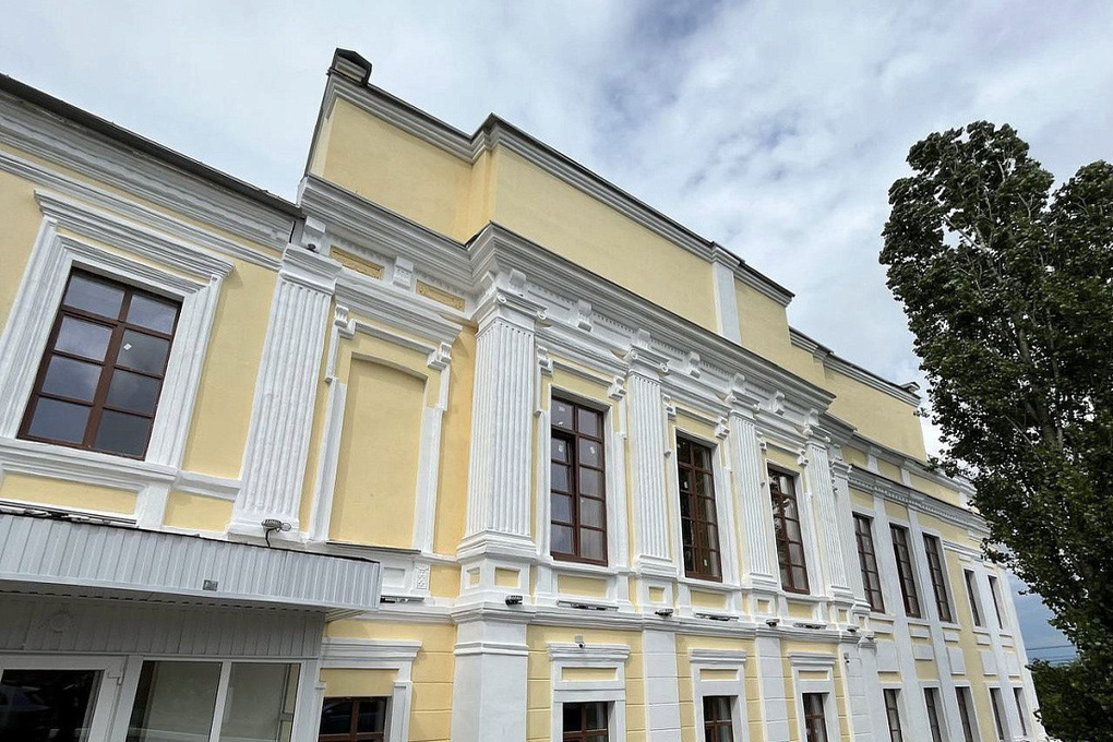 В Курске продолжается ремонт здания реального училища на улице Серафима Саровского