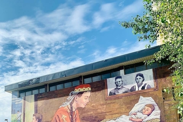Граффити дома в Казани изображает семью в татарских костюмах
