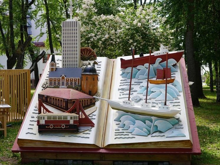 В Петровском парке Архангельска установили «живую книгу»