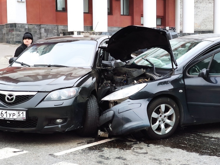 В Мурманске столкнулись два легковых автомобиля