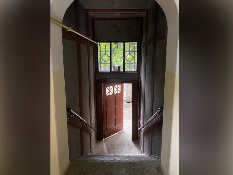 В Калининграде в доме на улице Дмитрия Донского установили дверь с витражным стеклом
