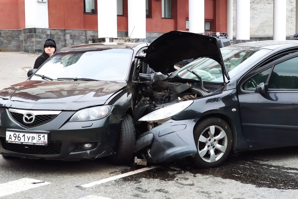 В Мурманске столкнулись два легковых автомобиля