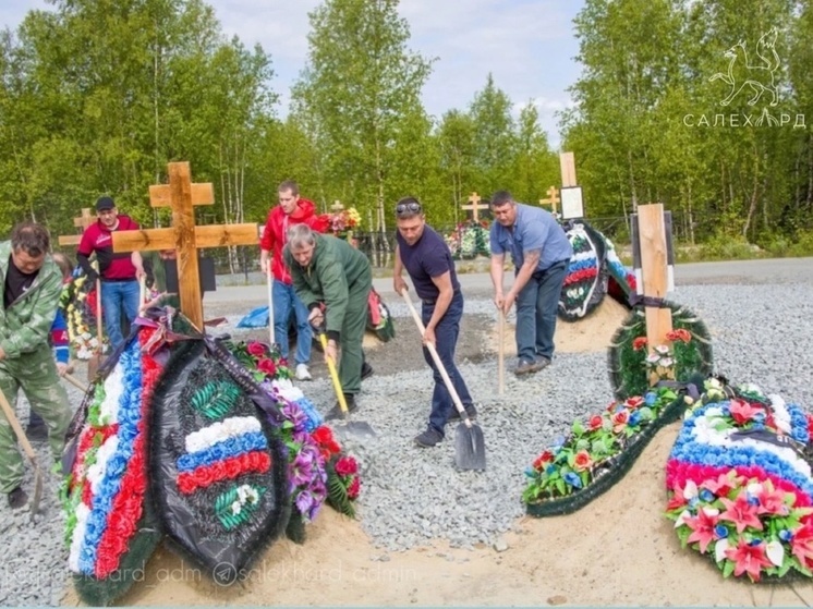 День ветеранов боевых действий в ЯНАО отметили субботником на кладбище и возложением цветов