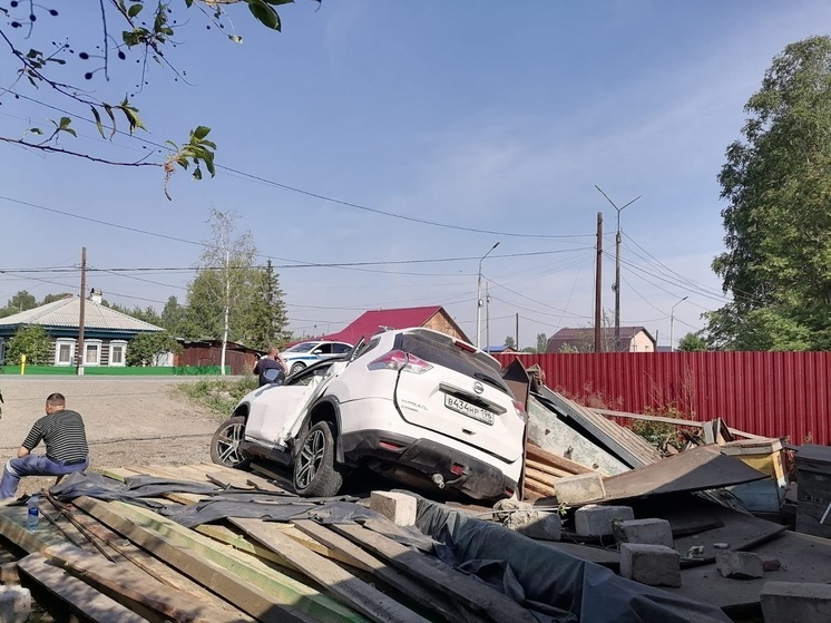 Водитель Ниссан в Серове снес опору ЛЭП и въехал в хозяйственные постройки