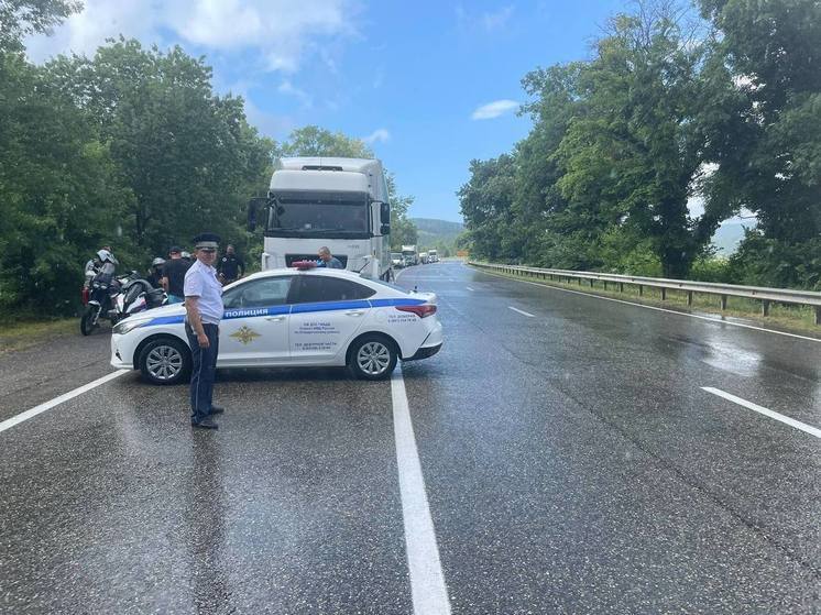 В Туапсинском районе временно ограничено движение из-за ливня