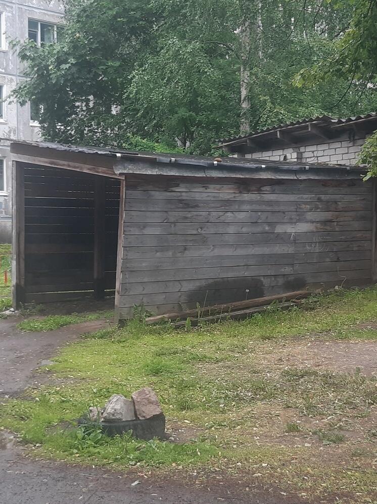 Деревянный сарай и ряд гаражей планируется снести в Петрозаводске