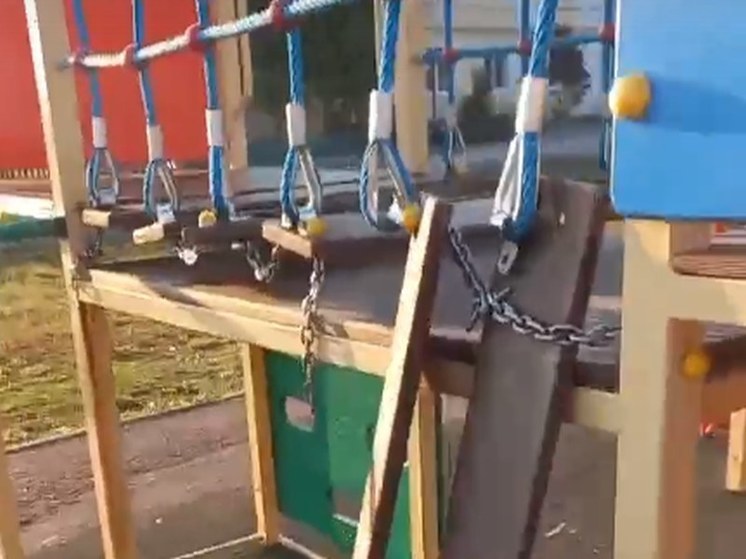 В районе Башкирии неизвестные повредили детскую площадку