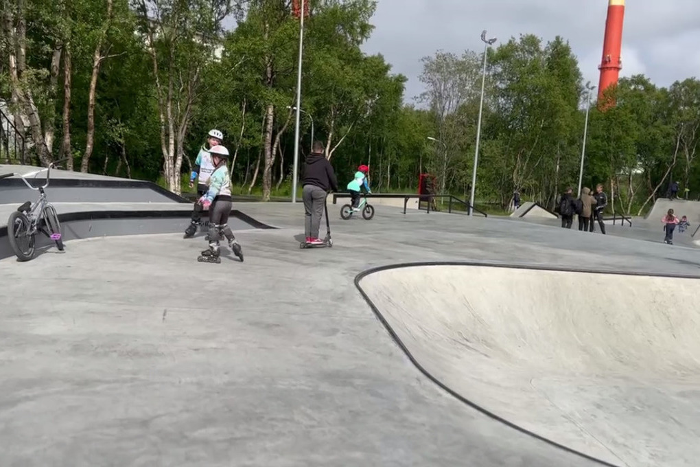Самые большие скейт парке. Скейт парк в Североморске на Колышкино. Самый большой скейт парк в Москве. Скейт парк большой камень. Скейт парк Мурманск.