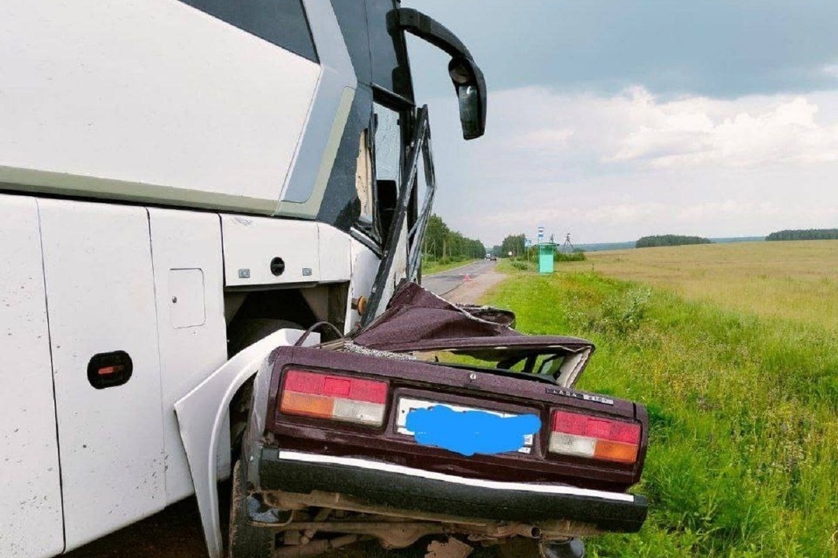 В Калужской области водитель «Ваза» погиб, вылетев под пассажирский автобус  - МК Калуга