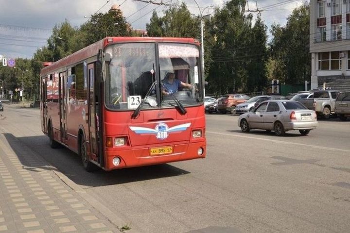 Автобусную остановку от Кировского ЦУМа перенесут