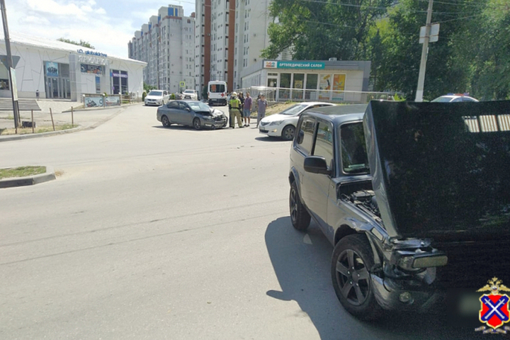 В Волгограде 35-летняя женщина пострадала в ДТП с участием иномарки