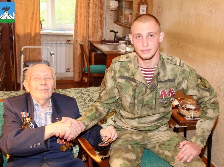 В Орле боец СВО посетил ветерана ВОВ